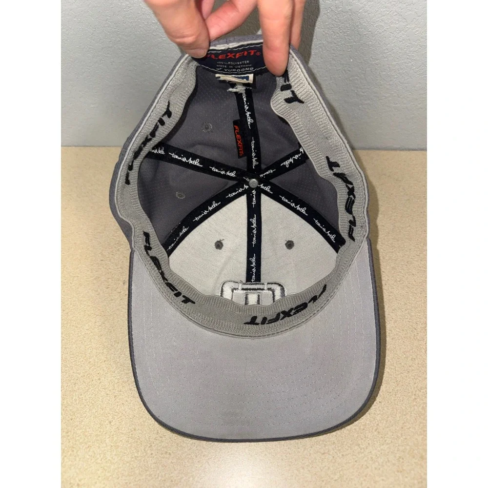 TravisMathew Gray Flexfit Baseball Cap Small/Medium embroidered‎ Logo Golf - Picture 4 of 5